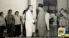 Foto Menteri Penerangan RIS, A. Mononutu (1949-1950) memberi selamat  Moh. Roem pada Pelantikannya di Istana Gambir (Istana Merdeka) sebagai Perwakilan RIS di Komisaris Tinggi Belanda 22 Januari 1950. Sumber : ANRI. Kempen RIS DKI Jakarta 1950 No.75