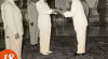 Foto Presiden Sukarno Menerima  Penyerahan Surat-surat Kepercayaan Duta Besar Mesir untuk Indonesia Ali Fahmi Al Amroussi  di Istana Merdeka, 18 September 1953.